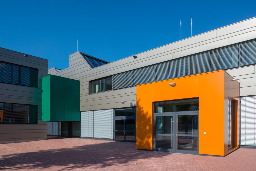 Fassade Plaudur sunlight lotus - Gustav Woehrnitz Mittelschule in Lohr am Main