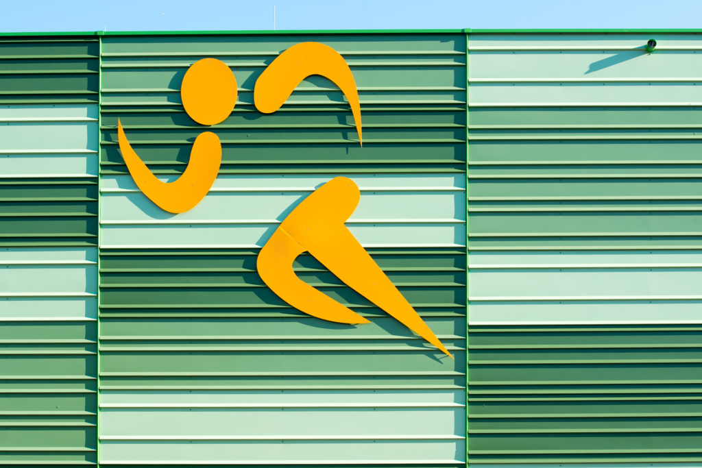 Fassade Fassade ReflectionOne Lotus (Grüntöne), Plaudre Sunlight Lotus (Orange/Blau) - Sporthalle Lohr - Gustav Woehrnitz Mittelschule in Lohr am Main