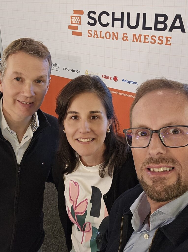 Helge Bey, Celia Juárez und Jürgen Schrauth auf der Schulbaumesse 2026 in Frankfurt